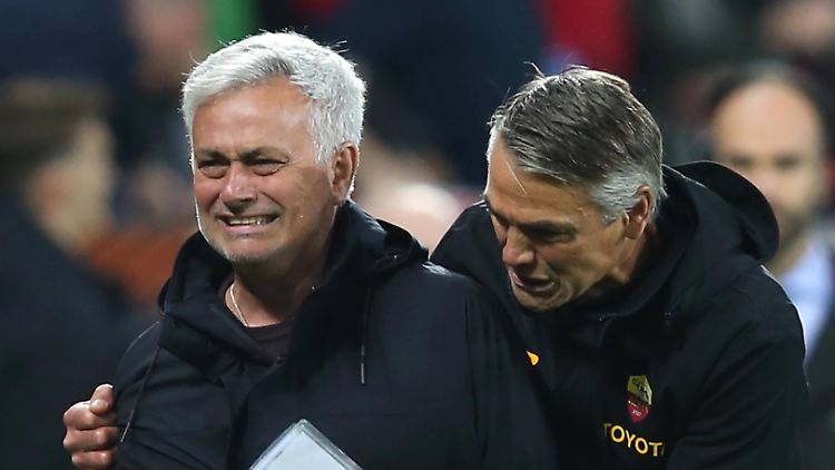 José Mourinho (links) steht mit seinem AS Rom mal wieder in einem Europacup-Finale.
