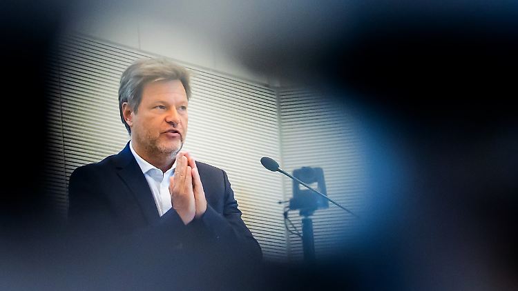 Wer als Kapitän auf einem Schiff zu lange den Gestus der Unfehlbarkeit pflegt, kann auch einem eigentlich gut sichtbaren Eisberg nicht mehr ausweichen.