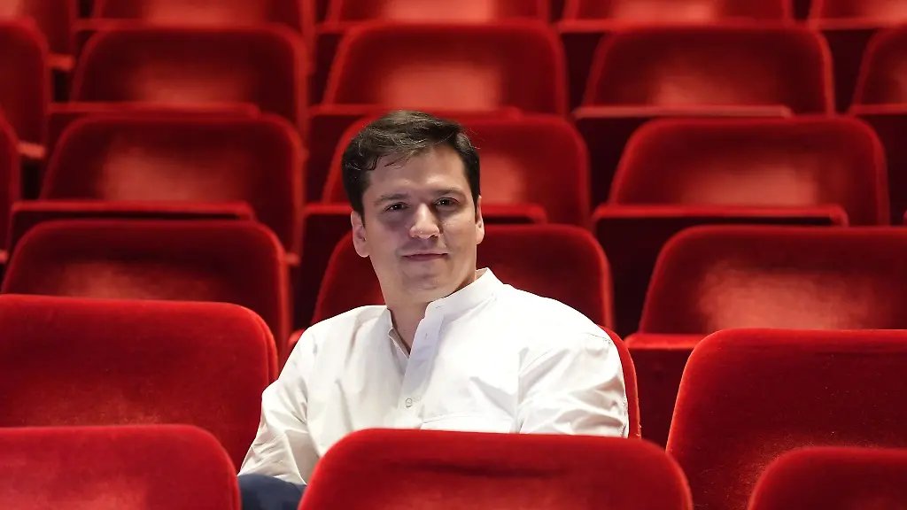 Demis-Volpi-neuer-Intendant-des-Hamburg-Balletts-sitzt-im-Zuschauersaal-der-Staatsoper