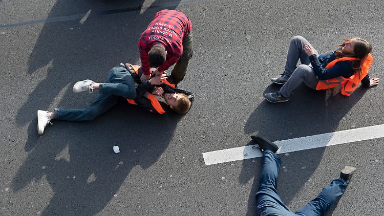 Auf der Berliner Stadtautobahn A100 unweit des Kurfürstendamms eskalierte die Situation.