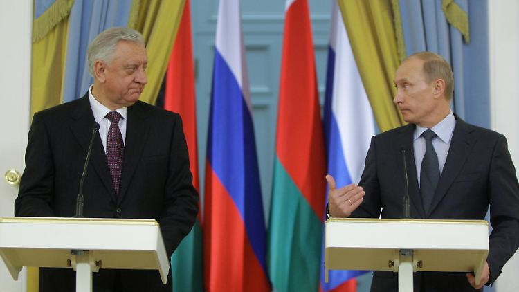 Skeptische Blicke: Der russische Ministerpräsident Putin (r) erklärt seinen weißrussischen Amtskollegen Mjasnikowitsch seine Sicht der Dinge.