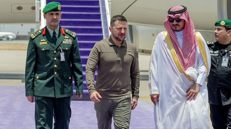 Selenskyj (Mitte) bei seiner Ankunft im saudischen Dschidda zur Teilnahme am 32. Gipfel der Arabischen Liga.