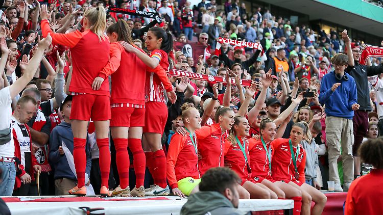 Trotz der Niederlage feierten die Fußballerinnen vom SC Freiburg mit den vielen Fans.