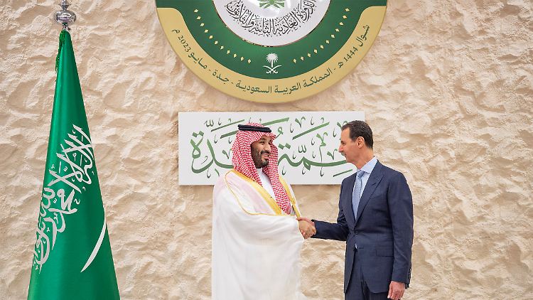 Der saudische Kronprinz und Premier Mohammed bin Salman und Baschar al-Assad schütteln beim Gipfel in Dschidda Hände.