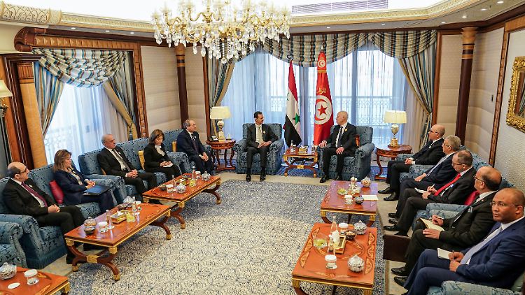 Der syrische Präsident bei einem von mehreren Gesprächen - hier mit seinem tunesischen Amtskollegen Kais Saied am Raumende.