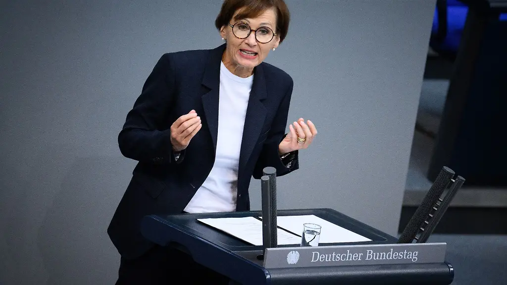 Bundesbildungsministerin-Bettina-Stark-Watzinger-bei-einer-Rede-im-Bundestag