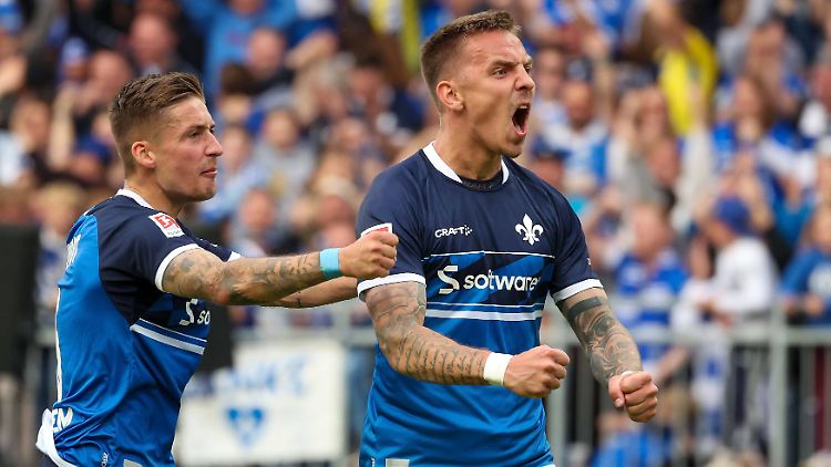Phillip Tietz (rechts) bejubelt sein 1:0 für SV Darmstadt 98.