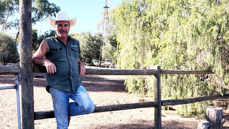 Cowboy Tom geht bei Hofdame Astrid endlich in die Offensive.
