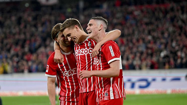 Nils Petersen (Mitte) traf in seinem letzten Heimspiel für den SC Freiburg.