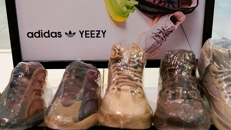 Der Adidas-Konzern will Teile des Bestandes an den gemeinsam mit Rapper Kanye West auf den Markt gebrachten Produkten der "Yeezy"-Reihe auch nach der Trennung von dem umstrittenen Musiker weiter verkaufen.