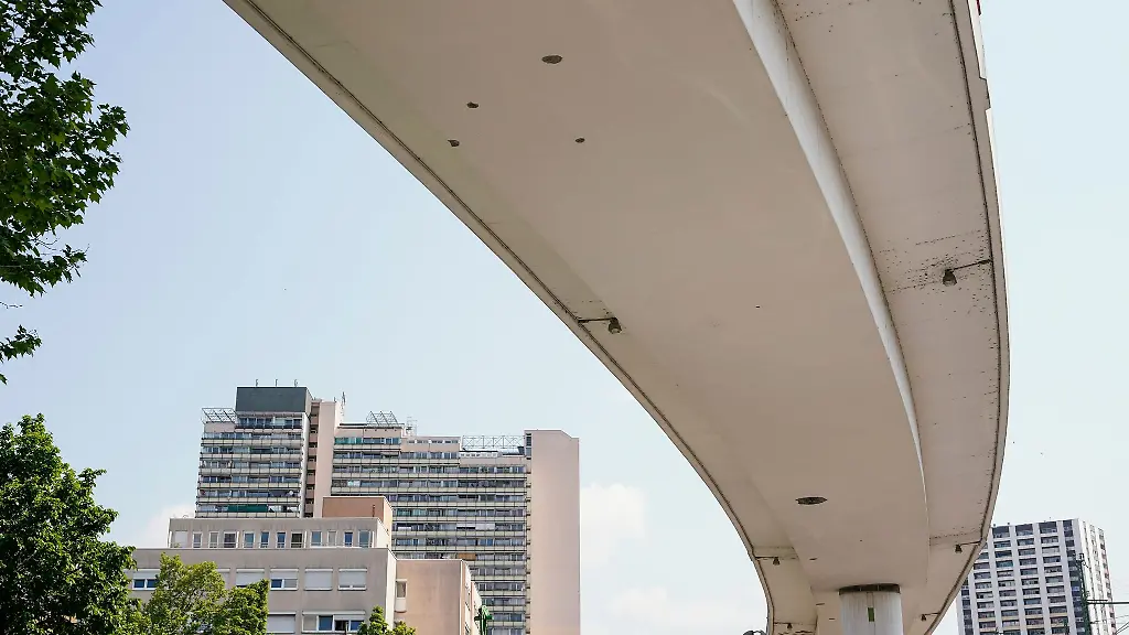 Ein-Teilstueck-der-Hochstrasse-Sued-steht-in-der-Innenstadt