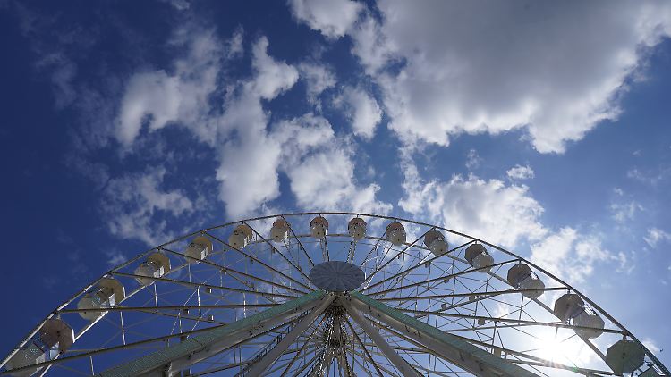 Aus dem Riesenrad konnten die Fahrgäste relativ zügig befreit werden.