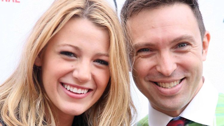 D'Arcy Drollinger (r.) ohne Kostüm und Make-up, dafür mit Schauspielerin Blake Lively an seiner Seite.