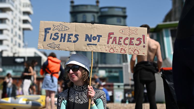 "Fische, nicht Fäkalien", wünscht sich diese Frau im Meer.