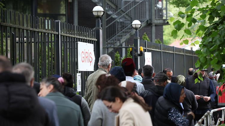 Eine lange Schlange gab es etwa vor dem türkischen Generalkonsulat in der Heerstraße in Berlin.