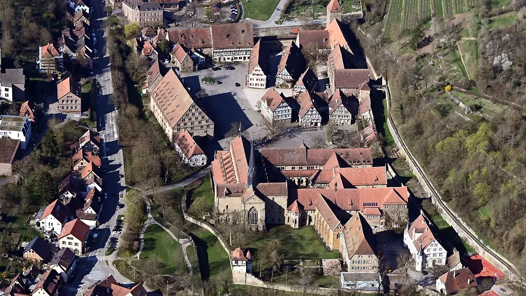 Luftbild-aus-einem-Flugzeug-aufgenommen-vom-Kloster-Maulbronn