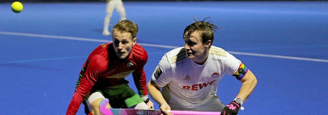 HPC-Spieler Jan-Hendrik Bartels (l) im Duell mit RWK-Kapitän Mats Grambusch (r).
