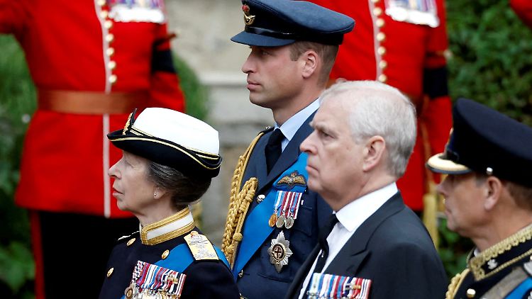 Glaubt man den Medien, soll Prinz Andrew (ohne Hut) sein Zuhause Prinz William (hinten) und dessen Familie überlassen.