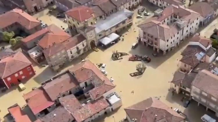 Zahlreiche Flüsse traten in Italien über die Ufer und überfluteten Straßen und Häuser. 