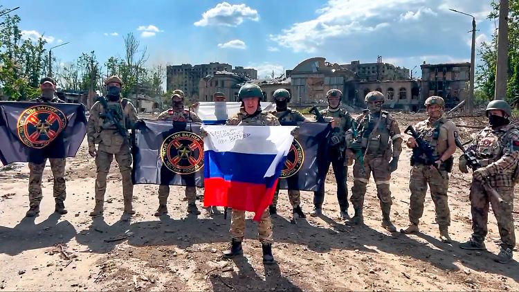 Seine Söldner hätten "nicht nur mit den Streitkräften der Ukraine gekämpft, sondern auch mit der russischen Bürokratie, die uns Knüppel zwischen die Beine geworfen hat", sagte Prigoschin nach dem angeblichen Sieg in Bachmut. 