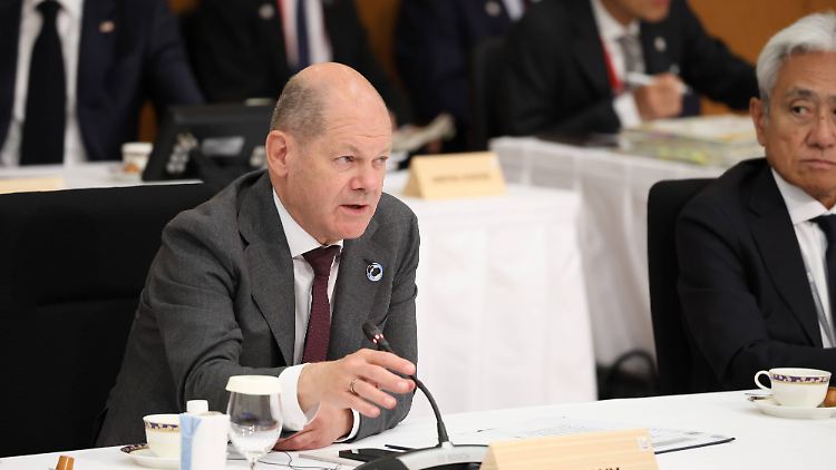 An dem "symbolträchtigen Ort" Hiroshima hätten die "wirtschaftsstarken Demokratien" der G7 gemeinsam Russland signalisiert, dass sie die Ukraine langfristig unterstützen werden, so Scholz.  