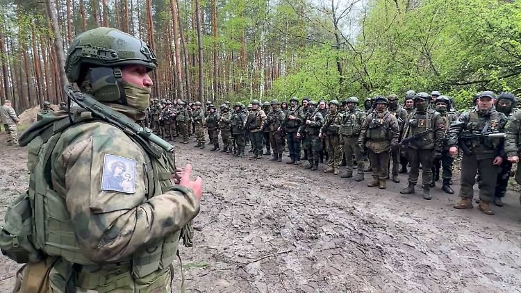 Soldaten einer russischen Angriffseinheit bei einem Appell irgendwo in der Ukraine. 