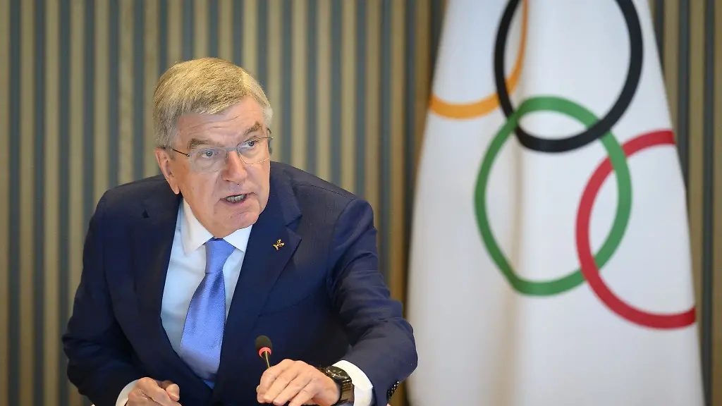 Das-IOC-um-Praesident-Thomas-Bach-will-darueber-entscheiden-ob-russische-Sportler-in-Paris-an-der-Eroeffnungsfeier-teilnehmen-duerfen