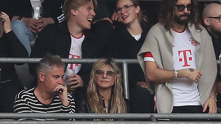 Heidi Klum verfolgte die Niederlage des FCB gemeinsam mit Ehemann und Bayern-Fan Tom Kaulitz (r.) auf der Tribüne der Allianz Arena. 
