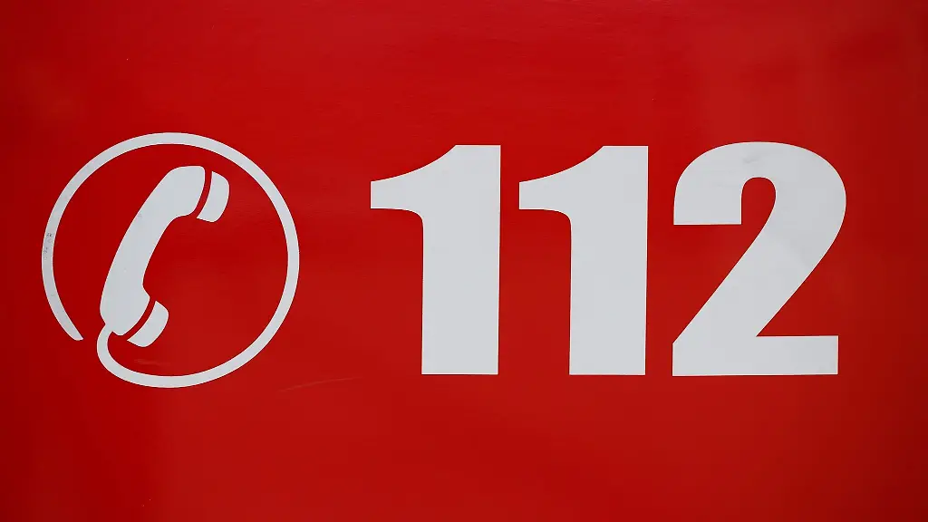 Der-Notruf-112-steht-auf-einem-Auto-der-Feuerwehr-in-der-Hauptfeuerwache