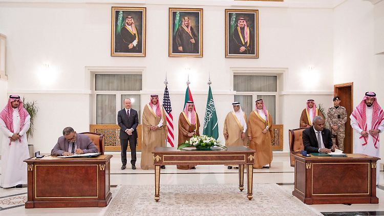 Vertreter der sudanesischen Armee und der RSF-Miliz unterzeichnen im saudischen Dschidda ein Abkommen über eine siebentägige Waffenruhe.
