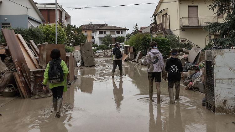 Schlamm dominiert die Straßen von Forlì.