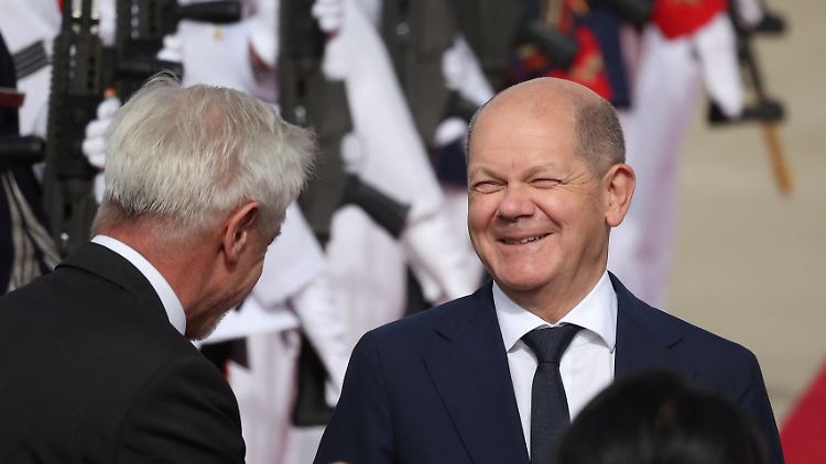 Kanzler Olaf Scholz bei seiner Ankunft in Seoul.