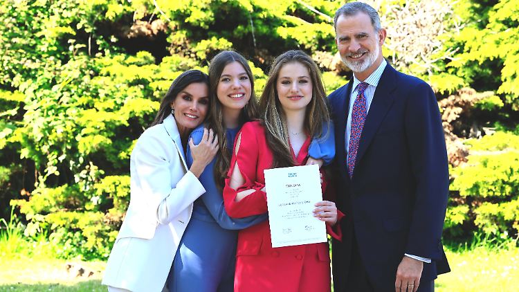 Königin Letizia, Infanta Sofia, Prinzessin Leonor und König Felipe während der Abschlussfeier am UWC Atlantic College in Wales.