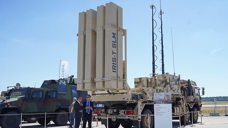 Das Luftabwehrsystem IRIS-T-SLM kann auf Ziele bis 20 Kilometer Höhe und 40 Kilometer Entfernung feuern. 