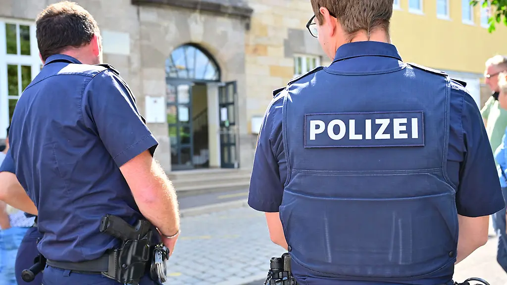 Polizisten-stehen-vor-einer-Schule