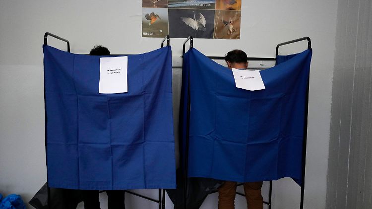 Zwei Männer geben ihre Stimme in einem Wahllokal in Athen ab (Symbolbild).