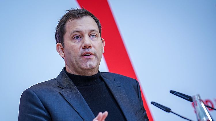 "Dieses Gesetz wird so gemacht, dass niemand zurückgelassen wird, dass alle mitgenommen werden auf diesem Weg", verspricht der SPD-Politiker.