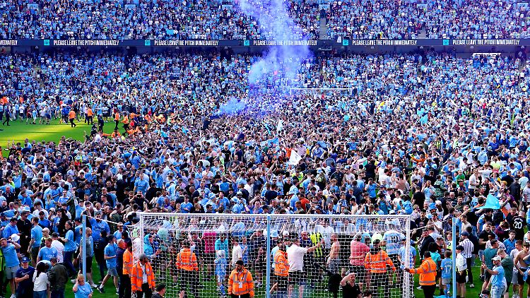 Die Fans von Manchester City stürmten den Platz zur Meisterfeier.