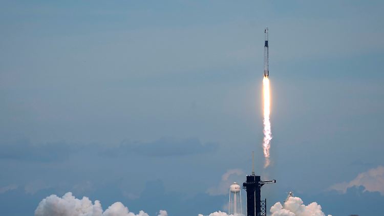 Eine SpaceX-Falcon 9-Rakete mit dem Crew-Dragon-Raumschiff startete am Sonntag.
