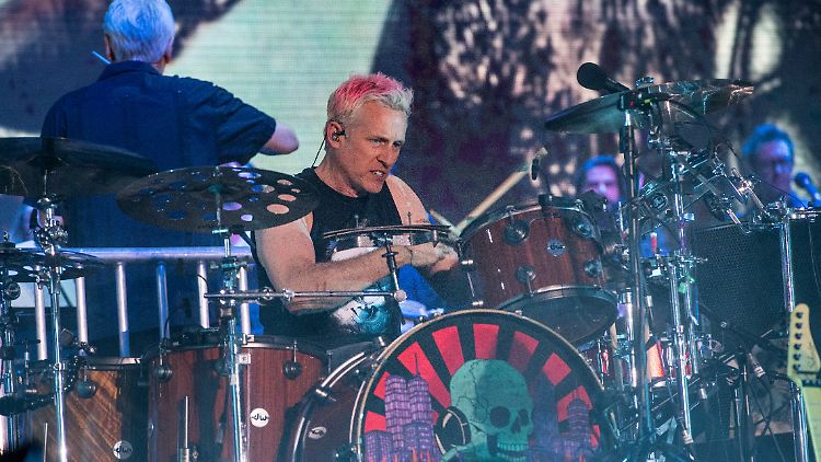 Josh Freese spielt mit Danny Elfman 2022 beim Coachella-Festival.