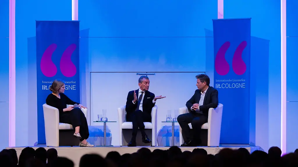 Auftaktveranstaltung-des-Literaturfestivals-Lit-Cologne-mit-Robert-Habeck-r-Michel-Friedman-und-Moderatorin-Nele-Pollatschekueber
