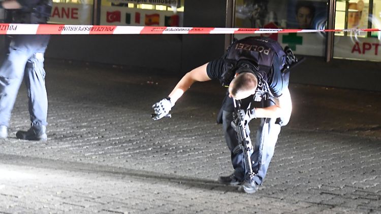 In der Nacht der Schießerei suchten Polizisten nach Spuren auf dem Hamborner Altmarkt. 