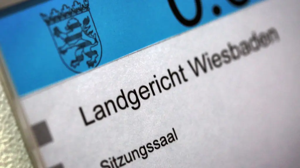 Eine-Hinweistafel-an-einem-Sitzungssaal-im-Landgericht-Wiesbaden