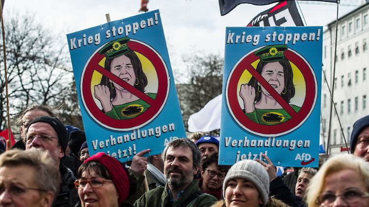 Auf AfD-Plakaten wird Außenministerin Baerbock gern als Kriegstreiberin dargestellt, ähnlich wie der Kreml das tut.