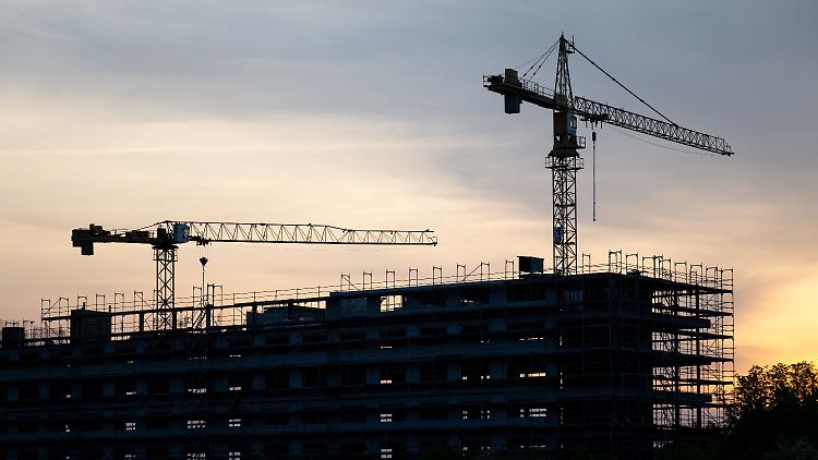 Stark gestiegene Zinsen, die hohe Inflation und die Folgen des Ukraine-Kriegs haben den Immobilienboom in Deutschland beendet. 