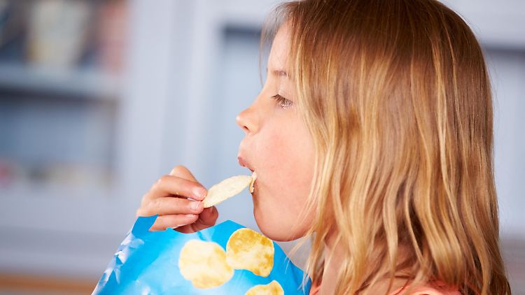 Geht nicht nur Kindern so: Bei knusprigen Chips können viele nicht aufhören zu essen.