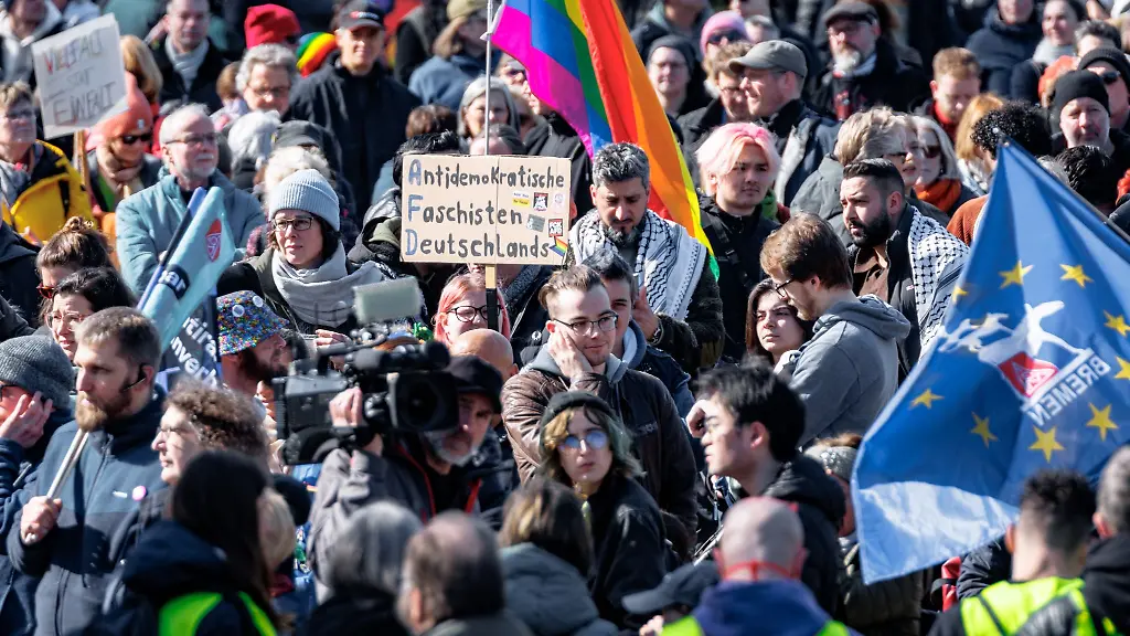 Ein-Teilnehmer-haelt-auf-der-Demonstration-Laut-gegen-rechts-ein-Schild-mit-der-Aufschrift-Antidemokratische-Faschisten-Deutschlands