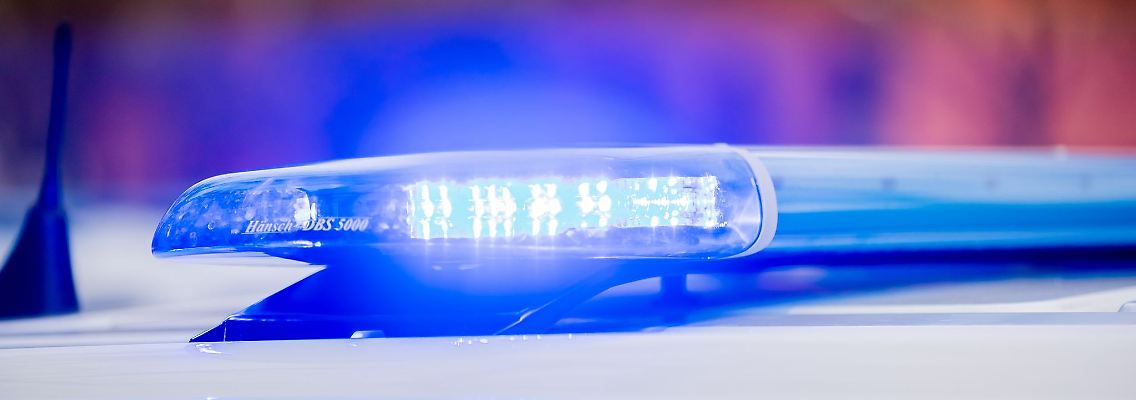 Das Blaulicht eines Polizeifahrzeuges leuchtet.