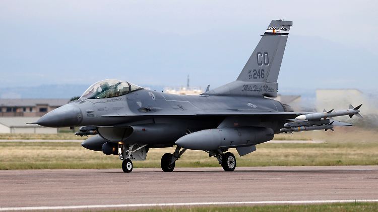 Die F-16 soll der Ukraine mehr Schlagkraft verleihen, bis die ersten Flieger geliefert werden, werden aber noch Monate vergehen.