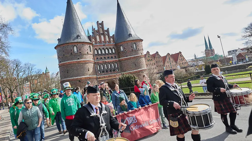 Teilnehmer-der-Parade-zum-St-Patrick-s-Day-gehen-am-Holstentor
